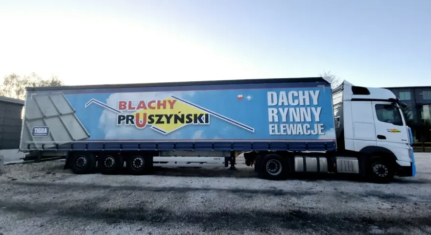 Dłużyca transportowa z naczepą marki Pruszyński, gotowa do przewozu blach dachowych i materiałów elewacyjnych.