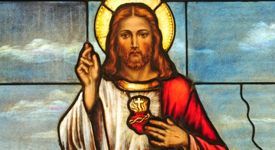 Witraż przedstawiający Jezusa z gorejącym Sercem, symbol głębokiej religii i miłości.