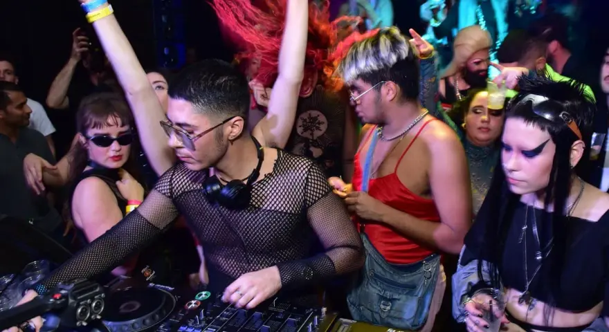 DJ w sieci, tłum szaleje. To jest boiler room co to za energia!