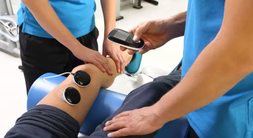 Badanie EMG to badanie przewodnictwa nerwowego. Fizjoterapeuta podłącza elektrody do nogi pacjenta, aby ocenić funkcję mięśni i nerwów.