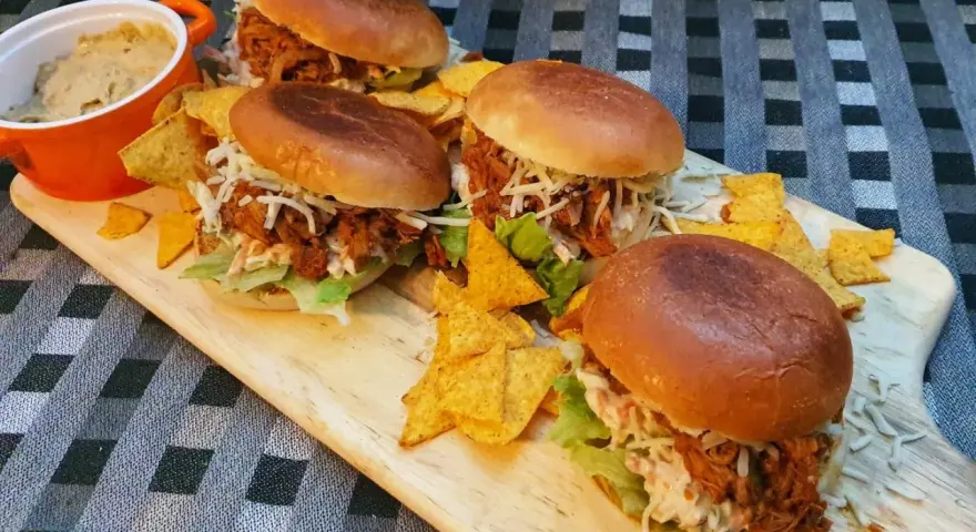 Fyra saftiga pulled pork-sliders med krispiga nachochips och en skål dipp. Perfekt för en mysig kväll med vin till pulled pork.