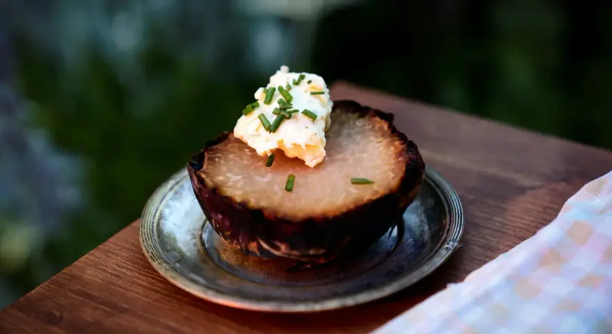 En bakad kålrabbi med en klick smör och gräslök, ett enkelt och gott kålrabbi recept.