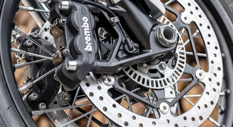 Dettaglio pinza Brembo e disco freno, pronto per cambiare pastiglie freni moto.
