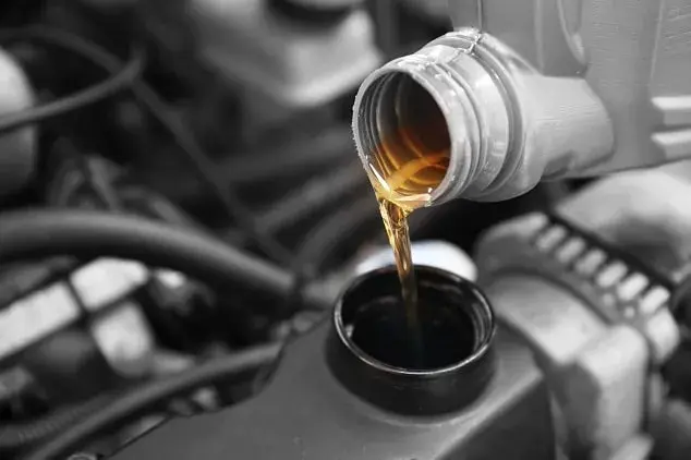 Quelle huile moteur pour ma voiture ? Le guide expert pour ne pas se tromper.