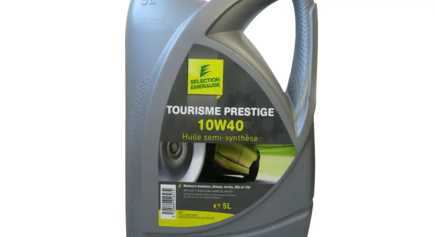 Bidon d'huile moteur 10W40 "Tourisme Prestige" de 5L, marque "Sélection Émeraude".