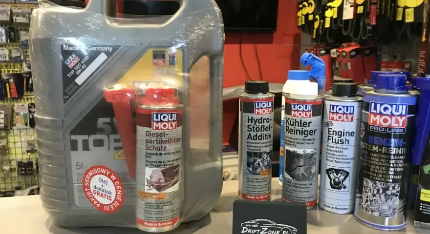Duży kanister oleju Liqui Moly TOP TEC 4100 5W-40 z dodatkiem do filtra DPF. Obok różne preparaty, m.in. do czyszczenia układu paliwowego i chłodnicy.