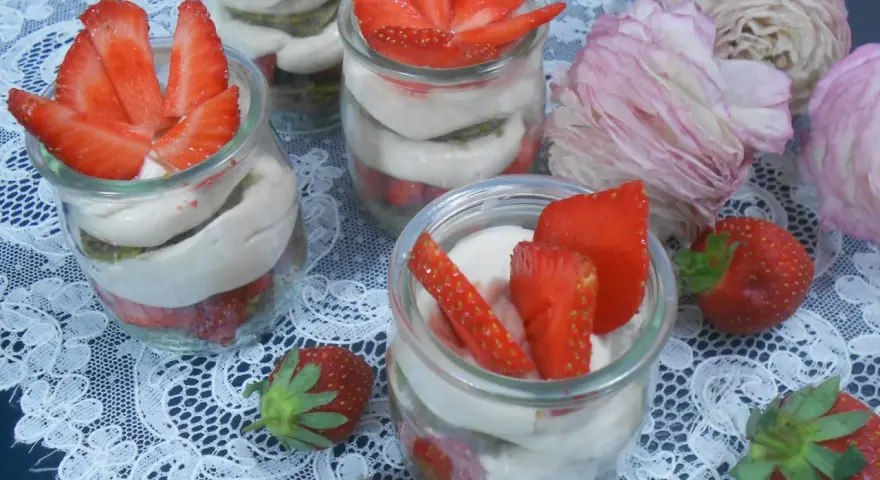 Délicieux tiramisu fraise en verrines, garni de fruits frais et de crème onctueuse. Une recette parfaite pour le dessert.