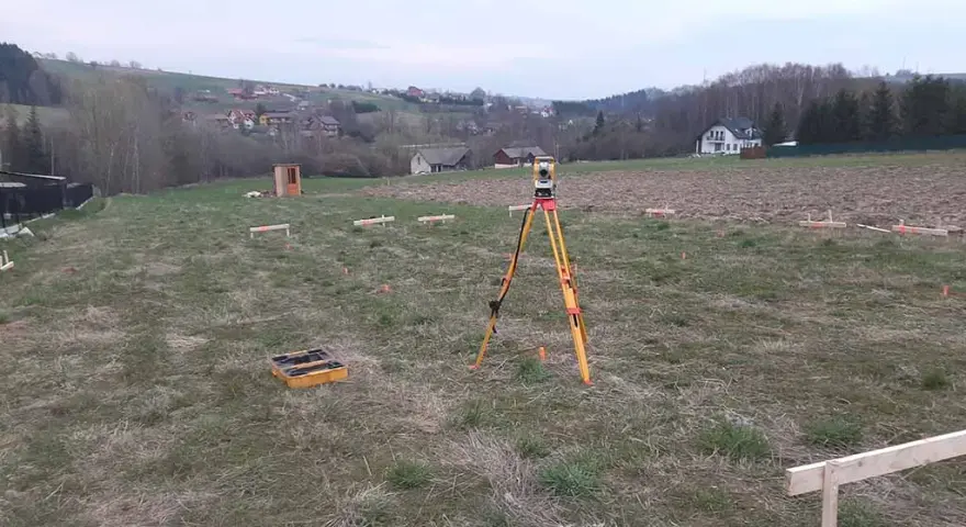 Co potrzebuje geodeta do wytyczenia budynku? Kluczowe dokumenty i informacje