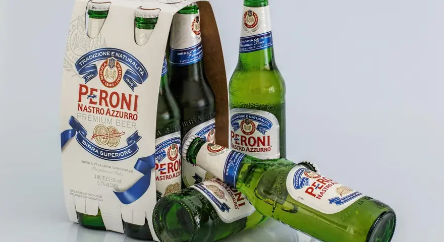 Butelki piwa Peroni Nastro Azzurro. Zastanawiasz się, czy można mieć alkohol w bagażu rejestrowanym?