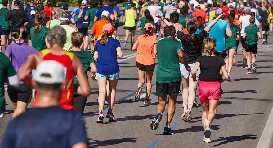Tysiące biegaczy pokonuje trasę maratonu. Czy to 42,195 km? Wszyscy dają z siebie wszystko, by dotrzeć do mety.