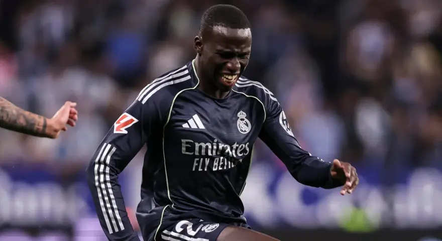 Ferland Mendy, jugador del Real Madrid, con gesto de esfuerzo en un partido.