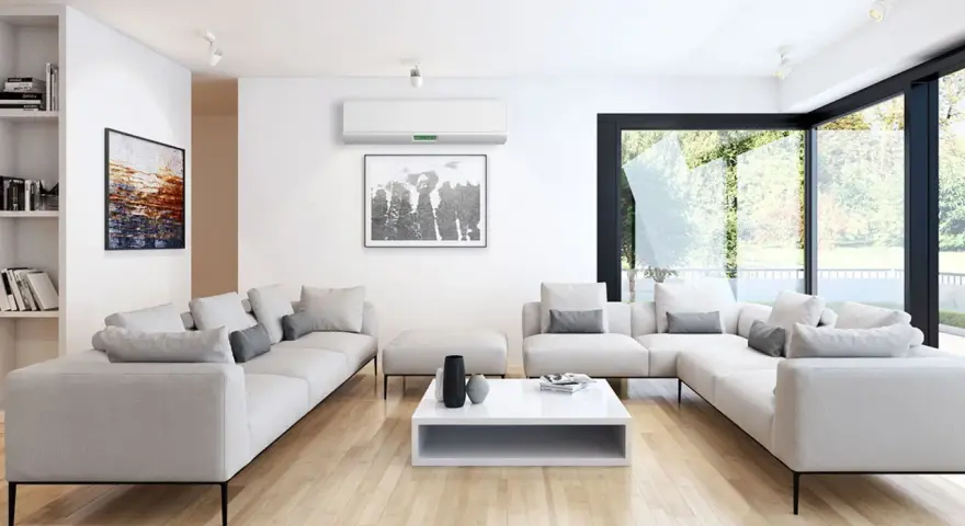 Salón moderno con sofás blancos, mesa de centro y aire acondicionado para la renovación de aire. Ventanal con vistas al jardín.
