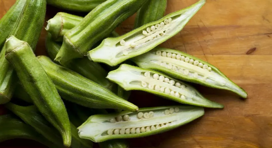 Zielona okra, przekrojona na pół, ukazuje swoje nasiona. To warzywo, które warto poznać!