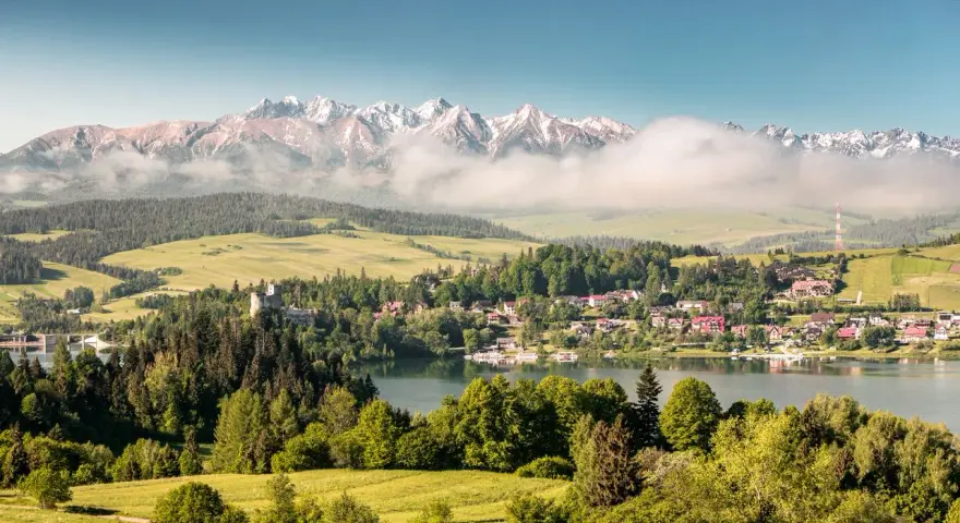 Widok na zamek w Czorsztynie, jezioro i Tatry. Idealne miejsce, by zobaczyć piękno Pienin.