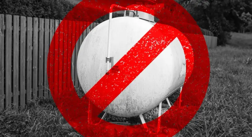 Zbiornik na gaz z przekreśleniem. Nadchodzi zakaz ogrzewania gazem w Polsce, czas na zmiany.