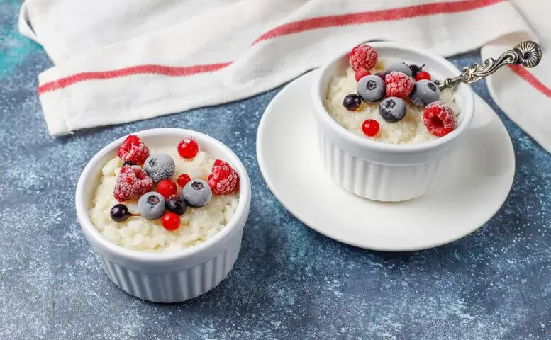 Co to jest pudding? Poznaj różnice i smaki tego deseru