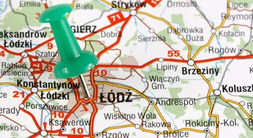 Zielona pinezka wbita w mapę, zaznacza Łódź i okolice. Planujesz wycieczkę w **góry blisko łódzkiego**?