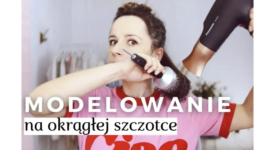 Kobieta modeluje włosy okrągłą szczotką i suszarką, tworząc efektowny blowout.
