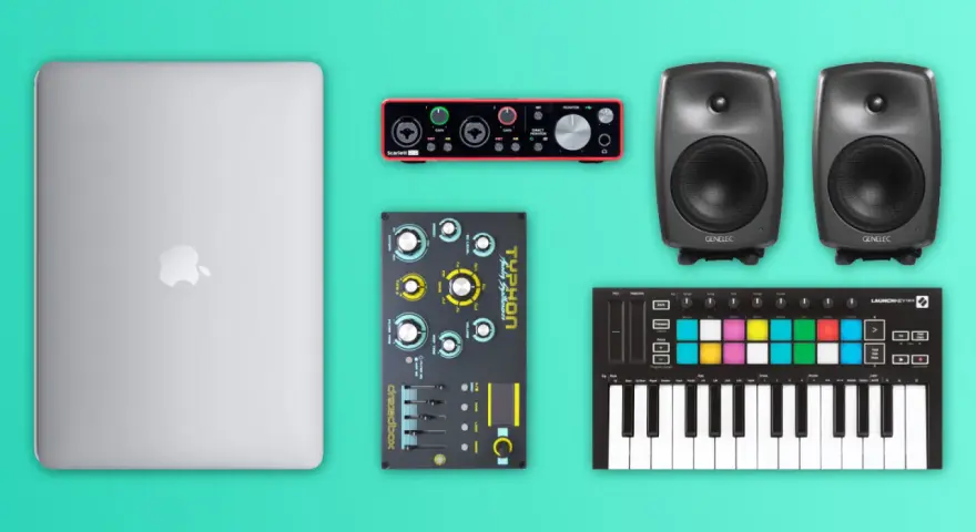 So kannst du Techno Musik machen: Laptop, Audio-Interface, Synthesizer, MIDI-Controller und Monitore.