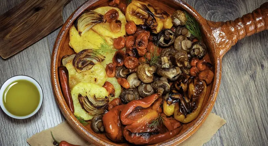 Deliciosas recetas con champiñones, patatas, pimientos y tomates asados en cazuela de barro.