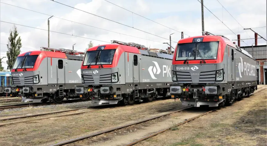 Trzy nowoczesne lokomotywy PKP Cargo stojące na torach kolejowych.