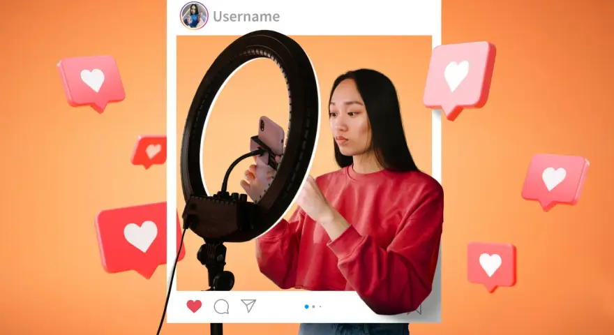 Joven grabando video con aro de luz y celular, aprendiendo como ser influencer. Corazones flotando, simulando likes.