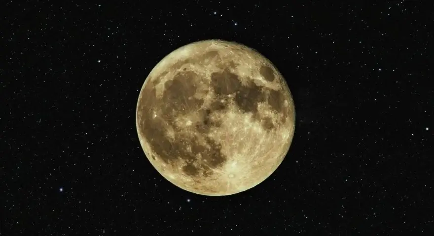 Luna llena, como si se pudiera cargar piedras lunares bajo su luz. El cielo estrellado la rodea.