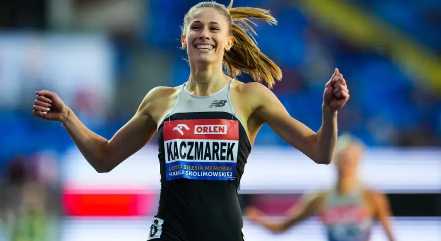 Uśmiechnięta biegaczka Kaczmarek po biegu na 60 m, świętuje zwycięstwo. Czy to nowy rekord świata?