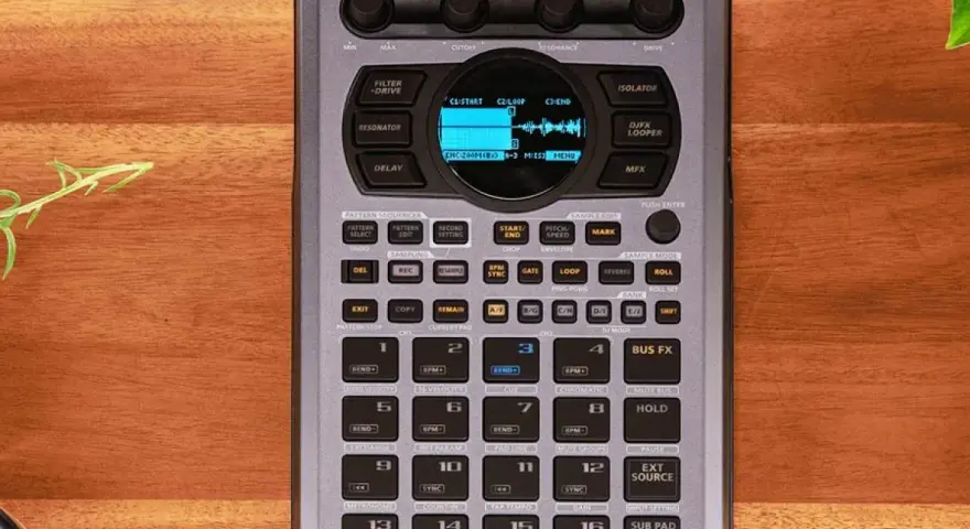 Roland SP-404MKII, sampler z niebieskim wyświetlaczem, gotowy do tworzenia muzyki.