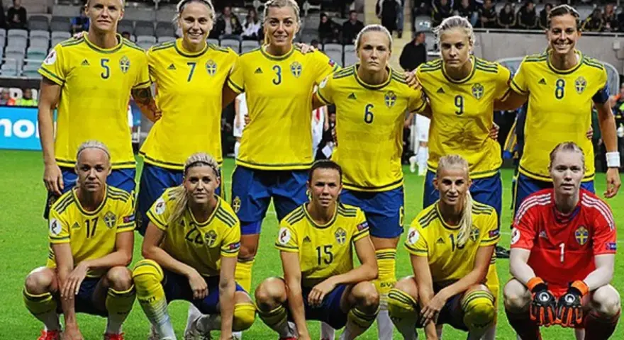 Sveriges damlandslag i fotboll, med lagkaptenen i spetsen, redo för match.
