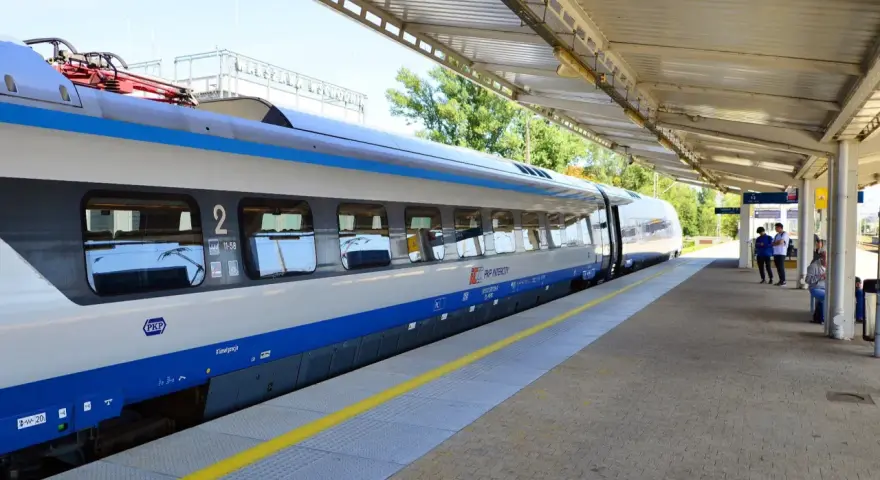 Pociąg PKP Intercity na peronie, czekający na pasażerów. Czyżby opóźnienia pociągów Warszawa?