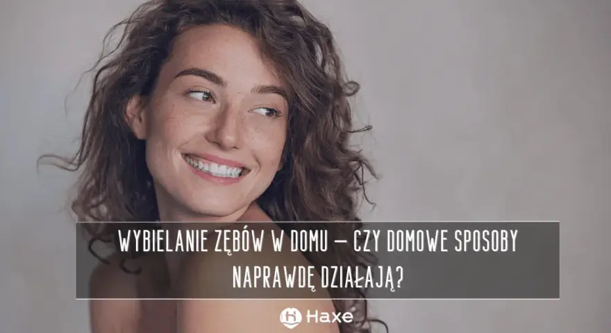 Uśmiechnięta kobieta z piegami. Czy wybielanie zębów w domu domowymi sposobami naprawdę działa?