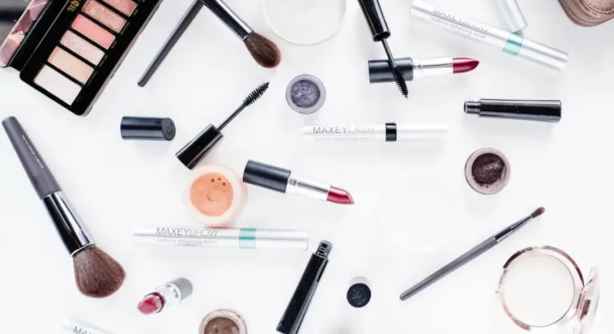Jak dobrać krem BB, rozświetlacz i bronzer w kremie do codziennego makijażu twarzy? Przegląd produktów i wskazówki, na co zwrócić uwagę przy wyborze