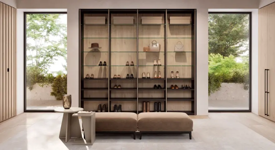 Armario moderno con estantes de cristal y madera, exhibiendo zapatos, bolsos y sombreros. Ideal para un cambio de armario organizado y elegante.