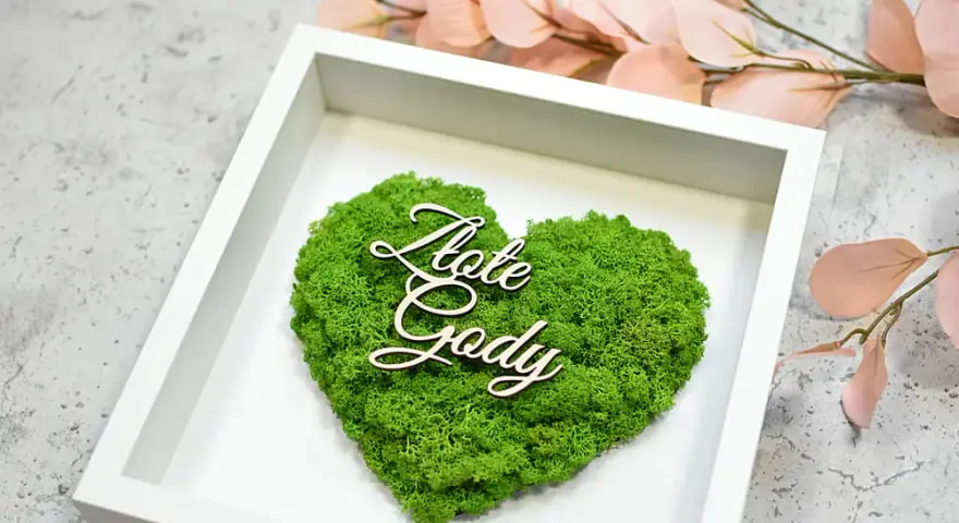 Serce z mchu ozdobione napisem "Złote Gody", symbolizujące wiele lat wspólnego życia.
