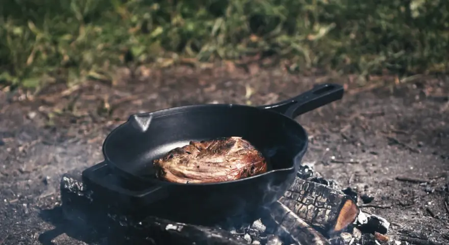 Patelnia na ognisko: Jak wybrać idealną? Żeliwo vs Stal