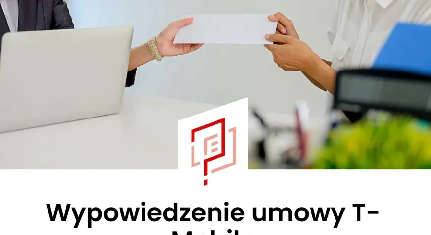 Dwie osoby przekazują sobie białą kopertę przy biurku z laptopem.
