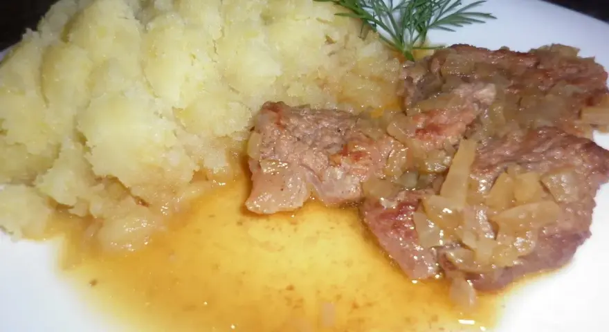 Pyszna cielęcina w sosie własnym, którą przygotowała Ania. Podana z purée ziemniaczanym i gałązką koperku.