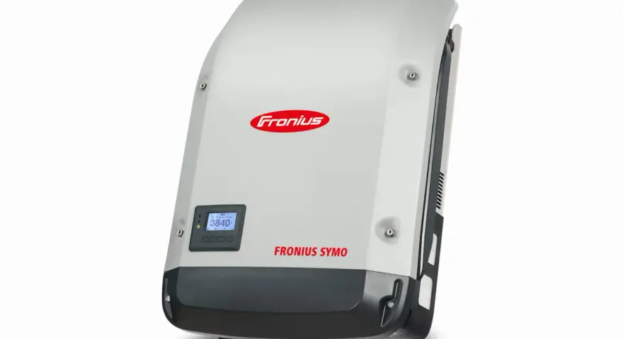 Szary falownik Fronius Symo 20kW z wyświetlaczem pokazującym moc wyjściową AC 3840.