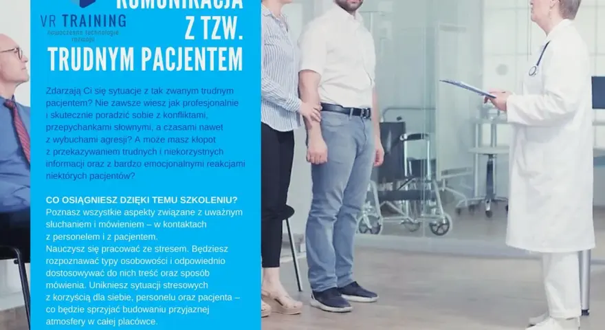 Szkolenie z komunikacji z trudnym pacjentem. Lekarka rozmawia z parą, która wygląda na zaniepokojoną.