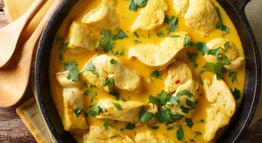 Straccetti di pollo al curry in padella, un piatto profumato e invitante, pronto per essere gustato.