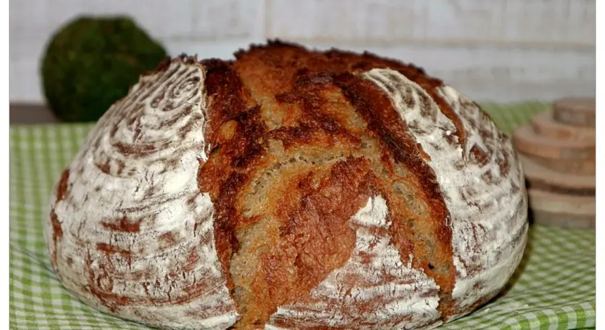 Ein rustikales Brot mit knuspriger Kruste, das mit viel Liebe und lievito madre gebacken wurde.