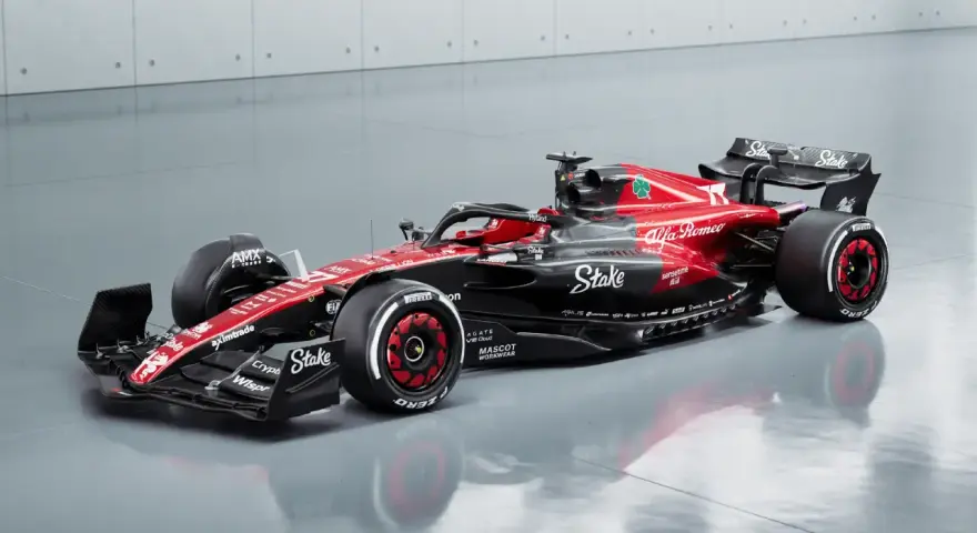 El coche de **Alfa Romeo F1** en rojo y negro, listo para la carrera.