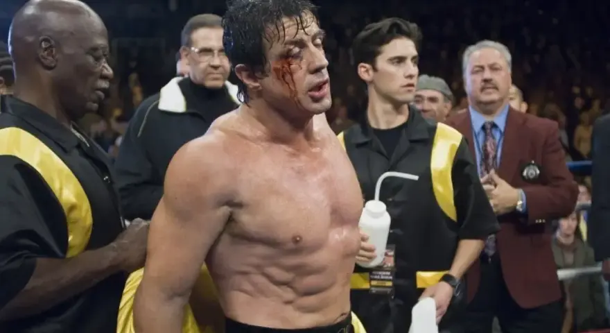 Rocky Balboa, con un occhio nero e il volto insanguinato, è pronto per un altro round.