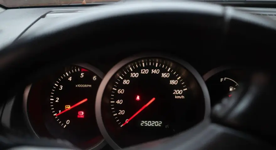Cruscotto auto con tachimetro a 200 km/h e contachilometri a 250.202 km. Chissà quanti km puo fare un auto con questa percorrenza!
