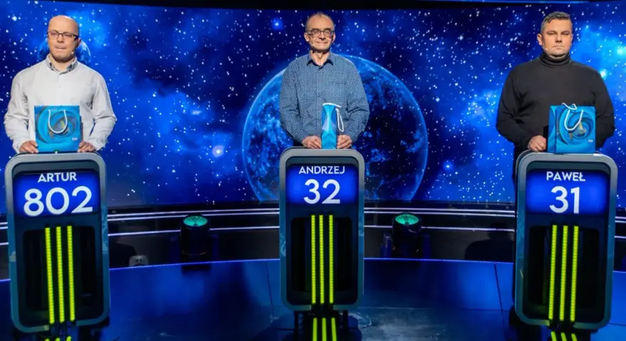 Artur, Andrzej i Paweł stoją na scenie. Artur ma 802 punkty, Andrzej 32, a Paweł 31. Jeden z dziesięciu ile można zdobyć punktów?