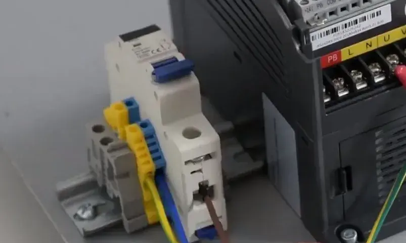 Falownik do silnika jednofazowego: Podłącz i zyskaj kontrolę (Poradnik)
