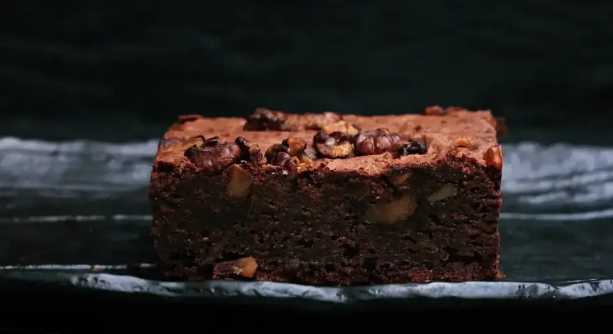 En saftig chokladbrownie med valnötter, perfekt för ett enkelt brownie recept.