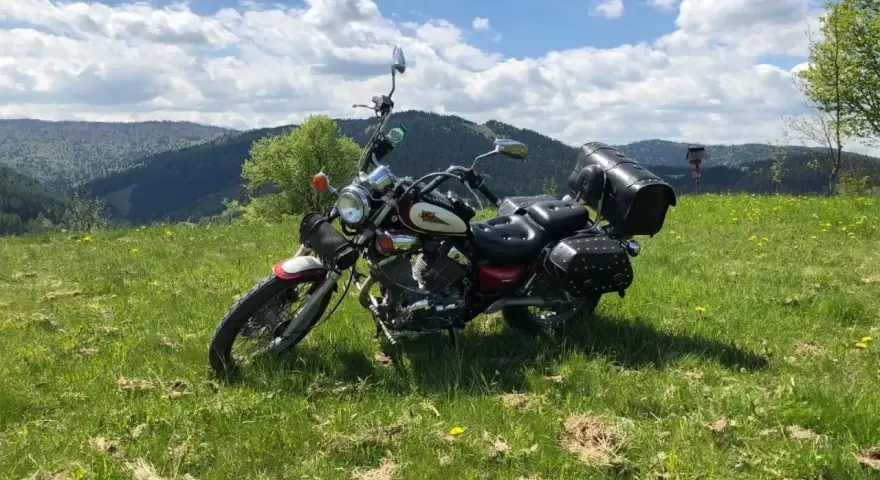 Motocykl na tle malowniczych wzgórz Małopolski. Idealne miejsce na odkrywanie tras motocyklowych.