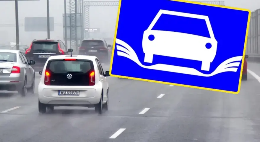 Na drodze mokry ruch, znak ostrzega przed aquaplaningiem. Wegfahrsperre aktiv, bo woda na jezdni może spowodować utratę kontroli.